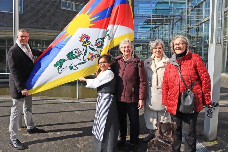 Gruppenfoto mit Landrat Adenauer, halten tibetische Flagge in der Hand