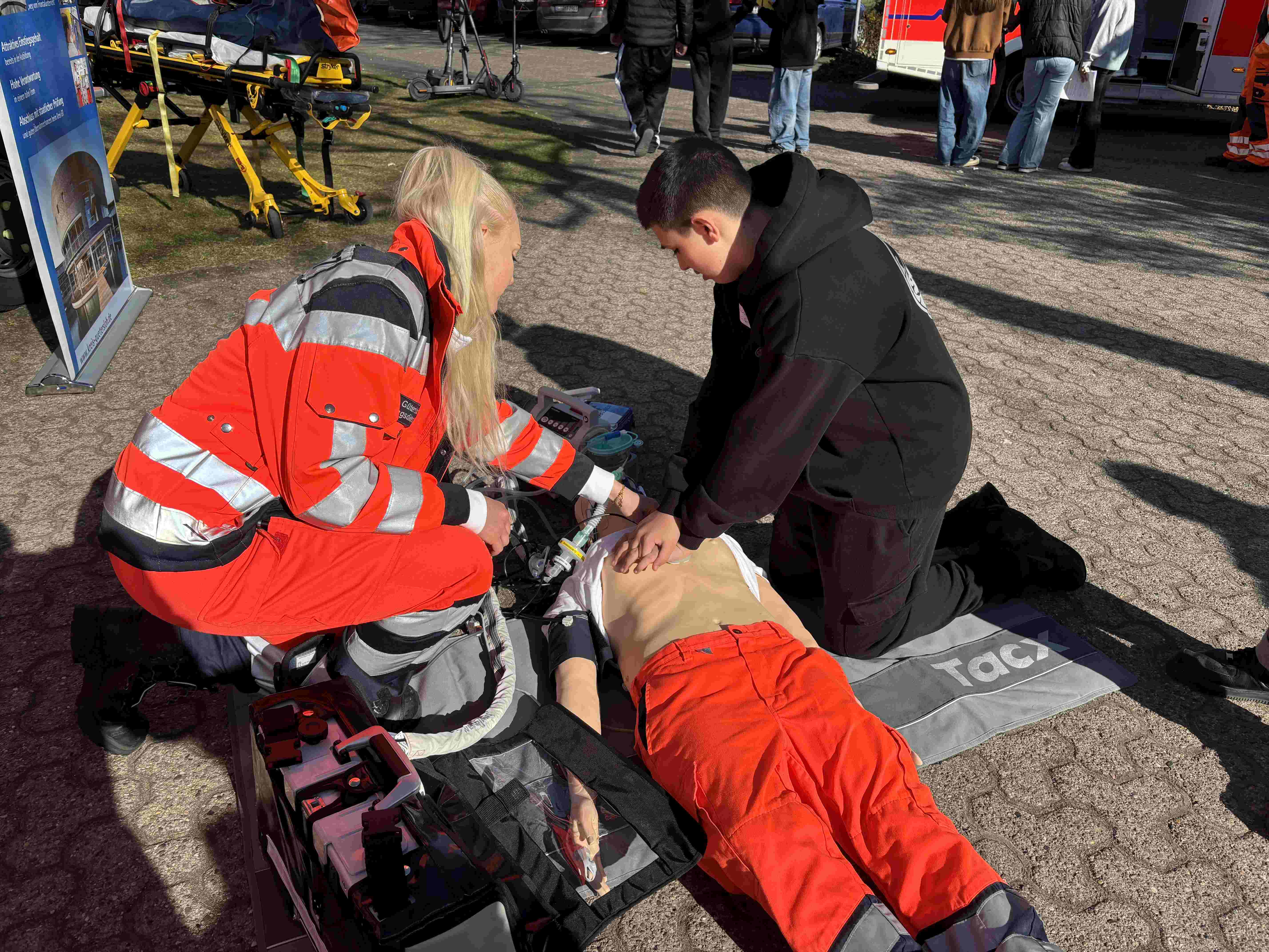 Berufe praktisch kennenlernen Zwei Personen mit einer Reanimations-Übungspuppe