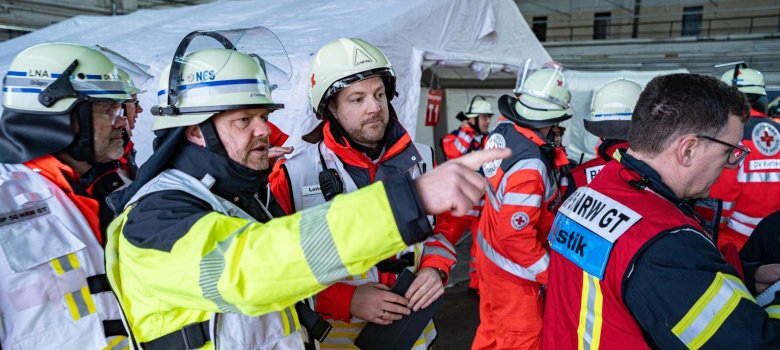 Einsatzkräfte des Deutschen Roten Kreuzes, der Feuerwehren sowie des Rettungsdienstes des Kreises Gütersloh kamen am Nikolaustag zu einer großen gemeinsamen Einsatzübung auf dem Gelände des ehemaligen Flughafens Gütersloh zusammen. Foto: Jan Seifert DRK Ortsverband Gütersloh  