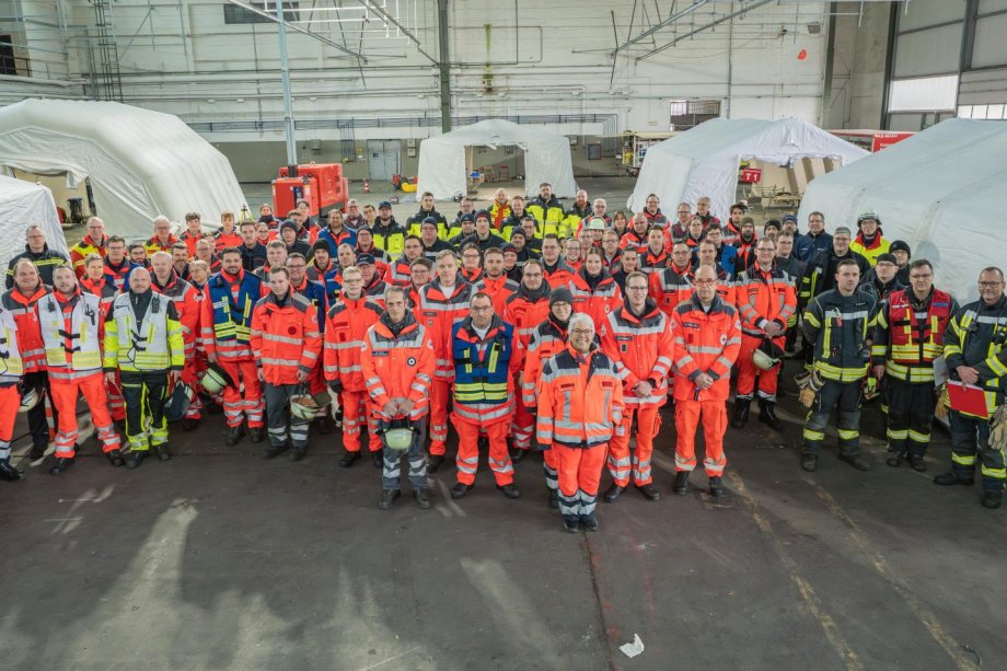 80 Einsatzkräfte des Deutschen Roten Kreuzes, der Feuerwehren sowie des Rettungsdienstes des Kreises Gütersloh kamen am Nikolaustag zu einer großen gemeinsamen Einsatzübung auf dem Gelände des ehemaligen Flughafens Gütersloh zusammen. Foto: Jan Seifert DRK Ortsverband Gütersloh  