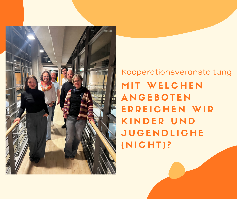 Links auf der Grafik ist ein Foto von einer Gruppe Menschen zu sehen, die auf einer Brücke in einem Gebäude steht. Rechts ist Text zu sehen "Kooperationsveranstaltung: Mit welchen Angeboten erreichen wir Kinder und Jugendliche (nicht)?".