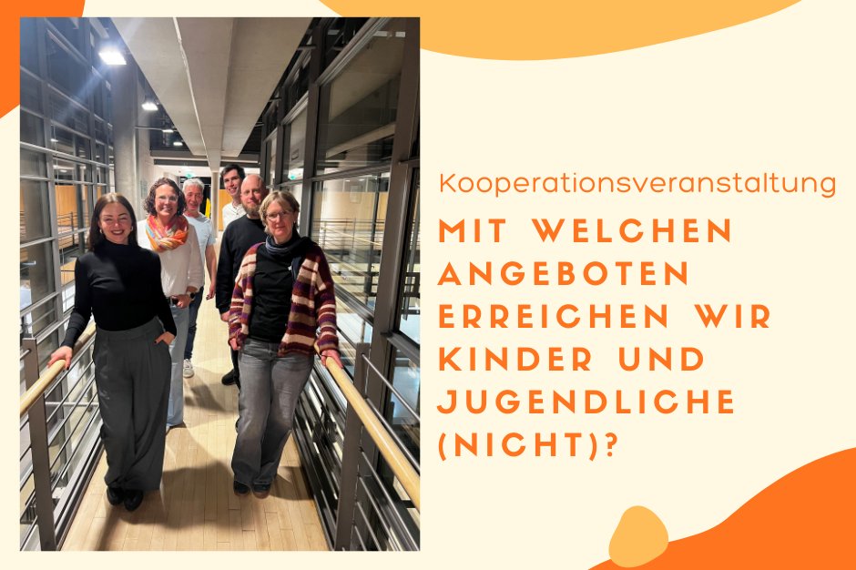 Angebote Kinder Jugendliche - 1 Links auf der Grafik ist ein Foto von einer Gruppe Menschen zu sehen, die auf einer Brücke in einem Gebäude steht. Rechts ist Text zu sehen "Kooperationsveranstaltung: Mit welchen Angeboten erreichen wir Kinder und Jugendliche (nicht)?".