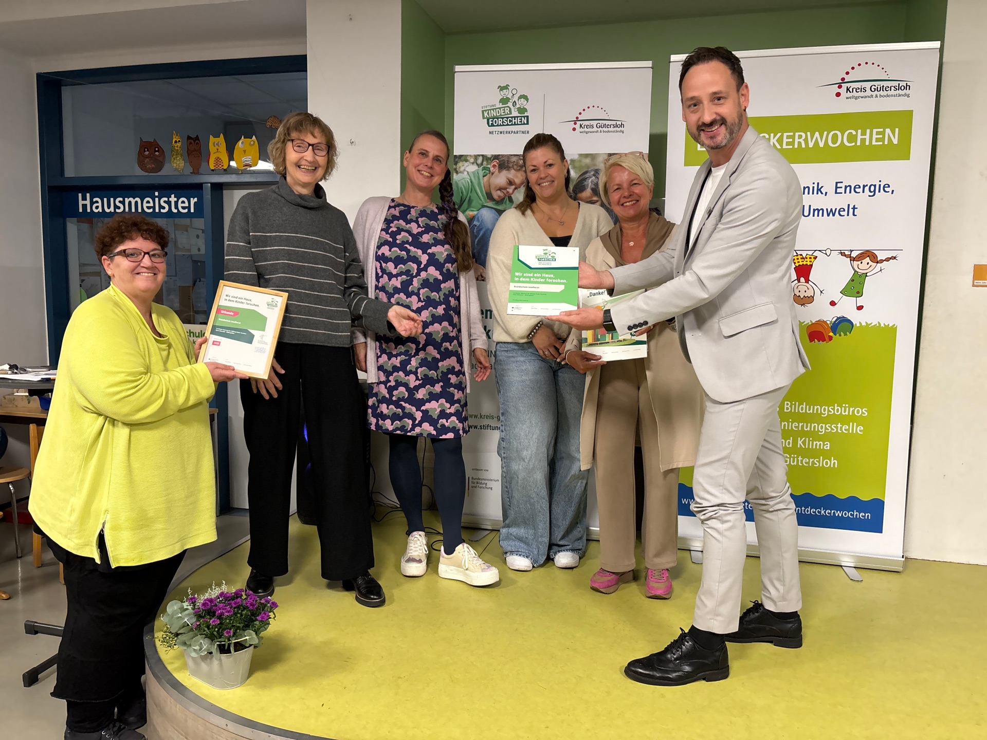 Eine Gruppe von Menschen in der Grundschule Isselhorst