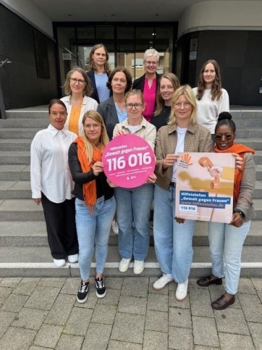 Ein Gruppenfoto der Gleichstellungsbeauftragten im Kreis Gütersloh mit Plakaten in den Händen.