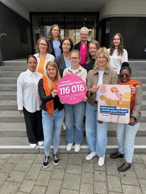 Ein Gruppenfoto der Arbeitsgemeinschaft der Gleichstellungsbeauftragten im Kreis Gütersloh. Ein Gruppenfoto der Gleichstellungsbeauftragten im Kreis Gütersloh mit Plakaten in den Händen.