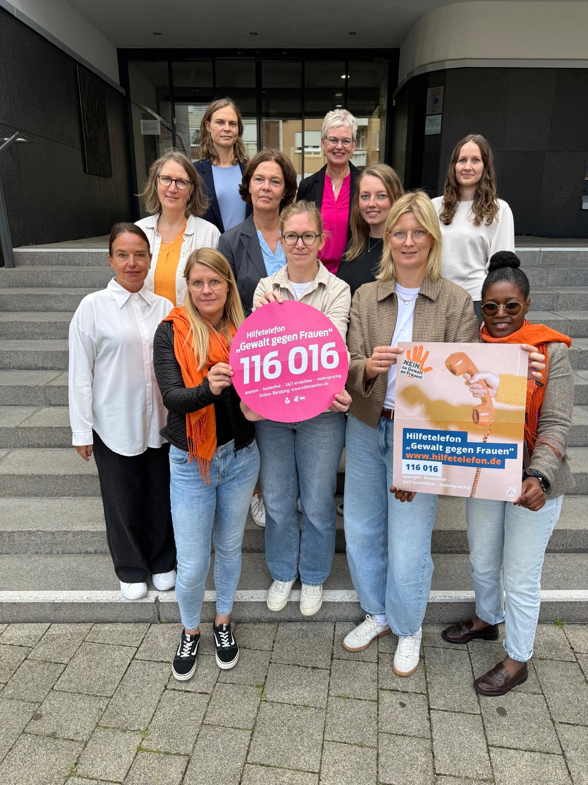 Ein Gruppenfoto der Arbeitsgemeinschaft der Gleichstellungsbeauftragten im Kreis Gütersloh. Ein Gruppenfoto der Gleichstellungsbeauftragten im Kreis Gütersloh mit Plakaten in den Händen.