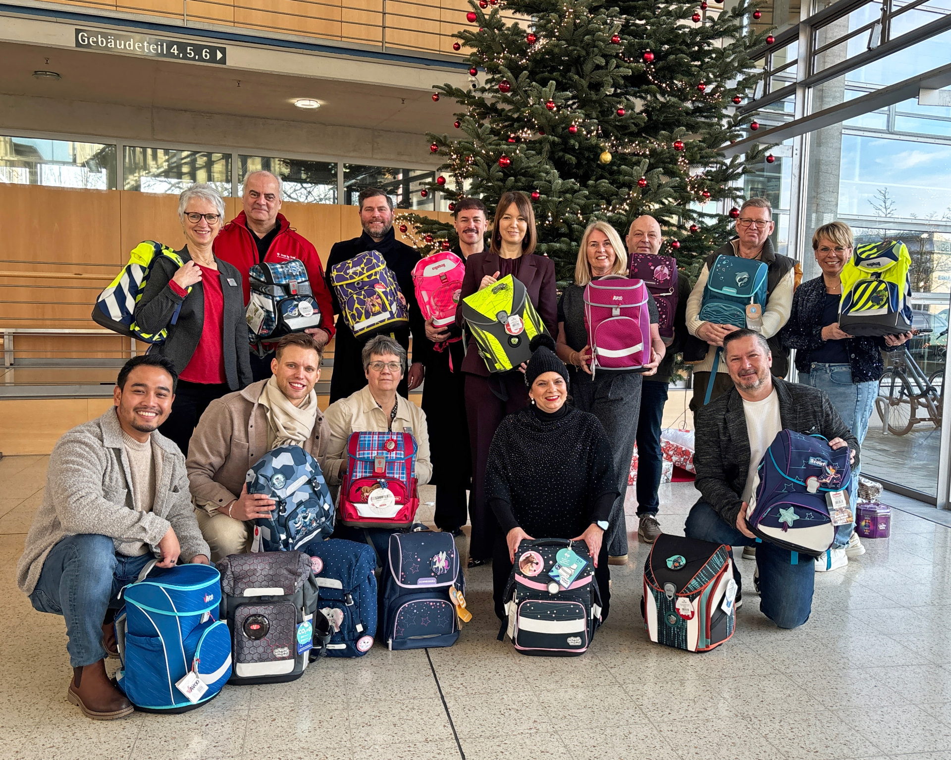 Schulranzen und -rucksäcke im Wert von rund 60.000 Euro gespendet EIne Gruppe von Personen im Kreishaus Gütersloh