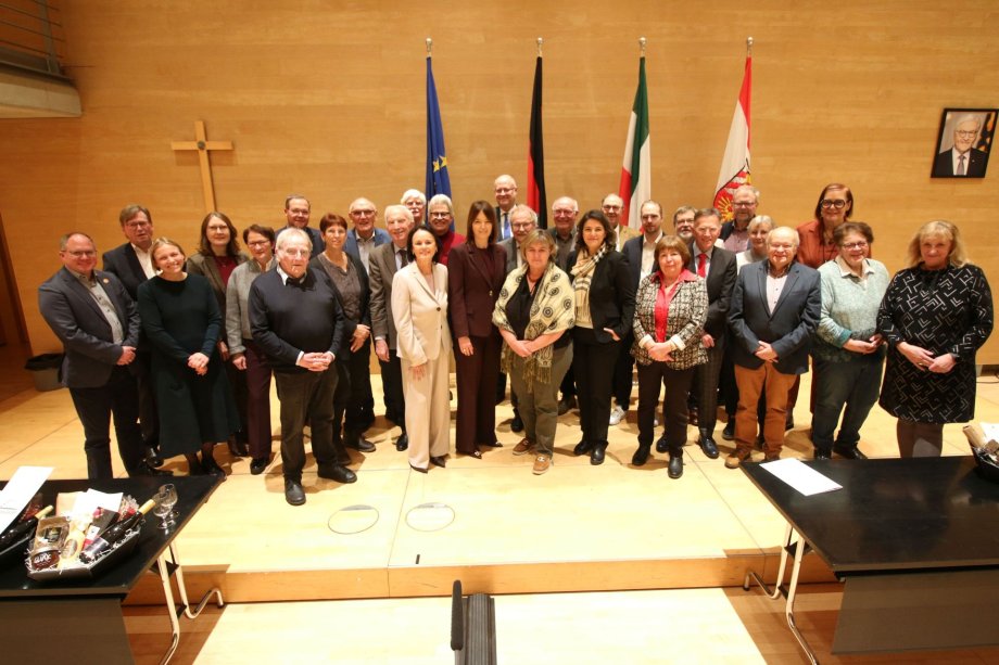 Verabschiedung Kreistagsmitglieder Landrätin Ina Laukötter würdigte die langjährige politische Ehrenamtstätigkeit von 37 ehemaligen Kreistagsmitgliedern. Bei einer Feierstunde im Kreishaus Gütersloh, an der auch Kreisdirektorin Susanne Koch teilnahm, wurden diejenigen, die an dem Abend nicht verhindert waren, verabschiedet.