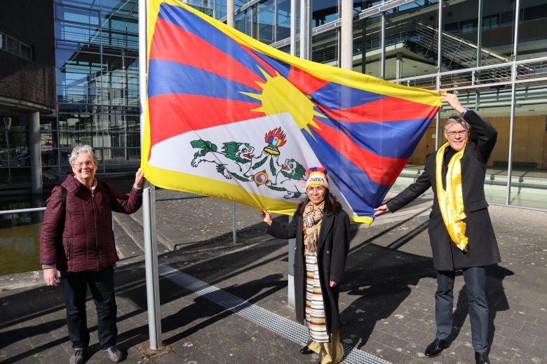 Mit der Tibetflagge in der Hand: (v.r.) Landrat Sven-Georg Adenauer, Lhakpa Kürzel und Margret Köhre von der Regionalgruppe Bielefeld-OWL der Tibet Initiative Deutschland.
