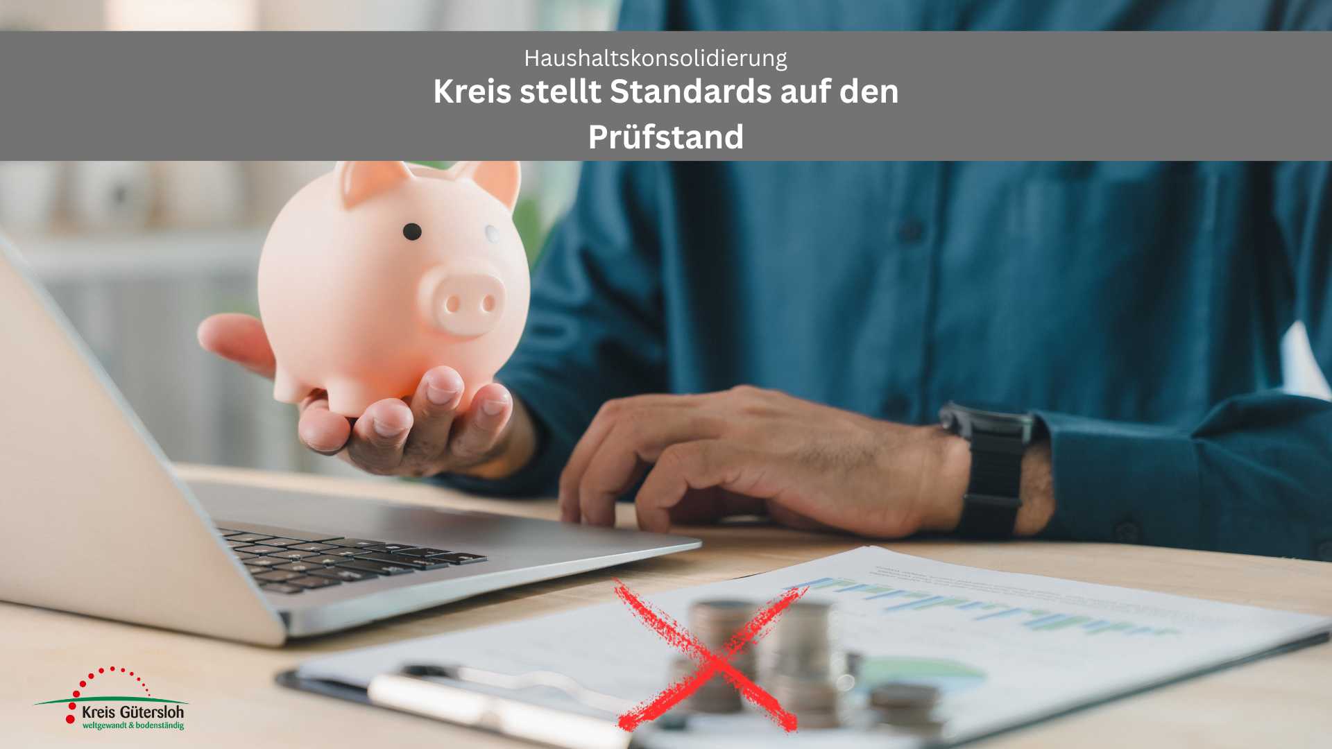 Bild von einer Person vor einem Laptop mit Sparschwein in der Hand und durgestrichenem Geld auf dem Tisch
