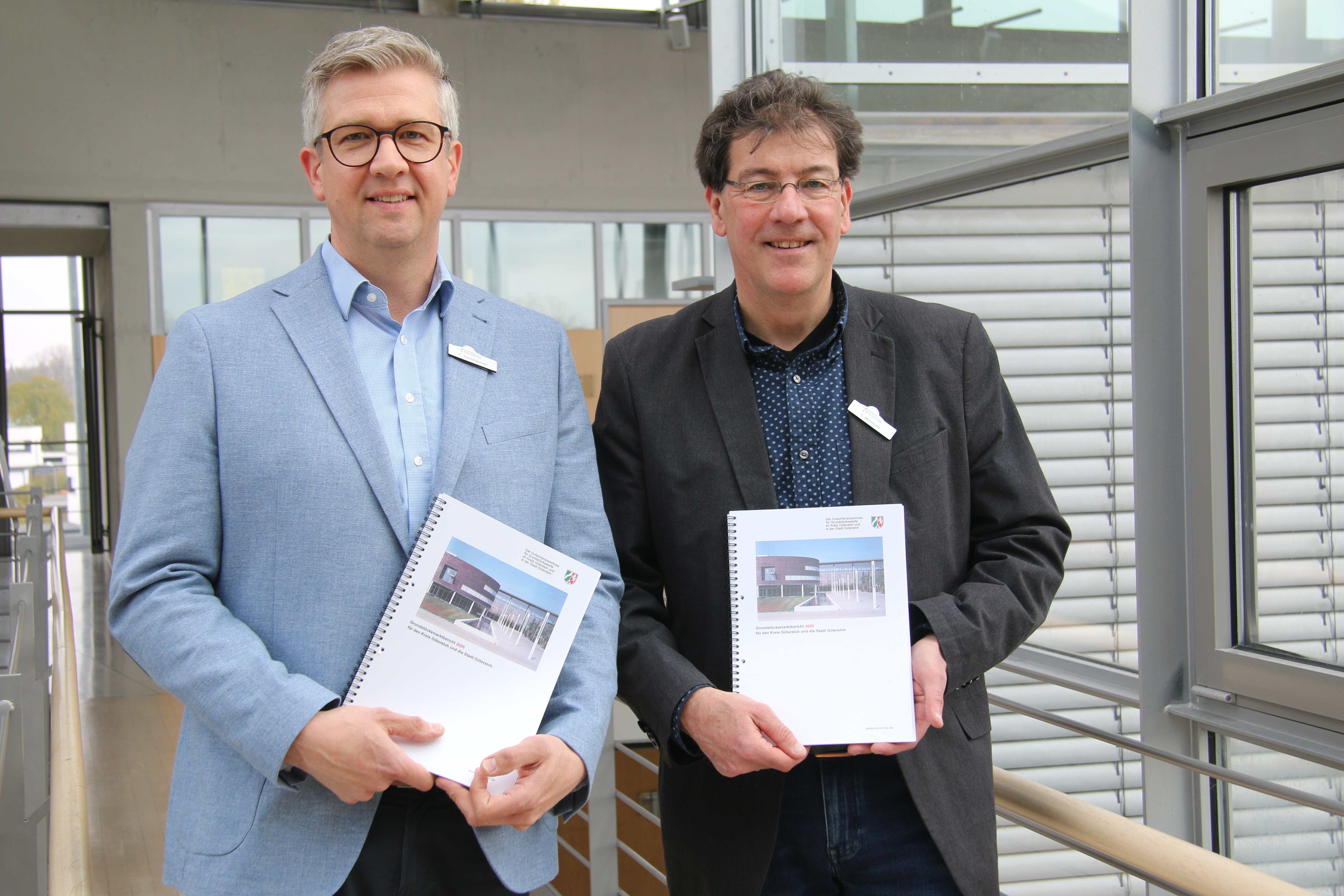 Vorstellung Grundstücksmarktbericht Carsten Tannhäuser und Stefan Reinsch mit dem Grundstücksmarktbericht.