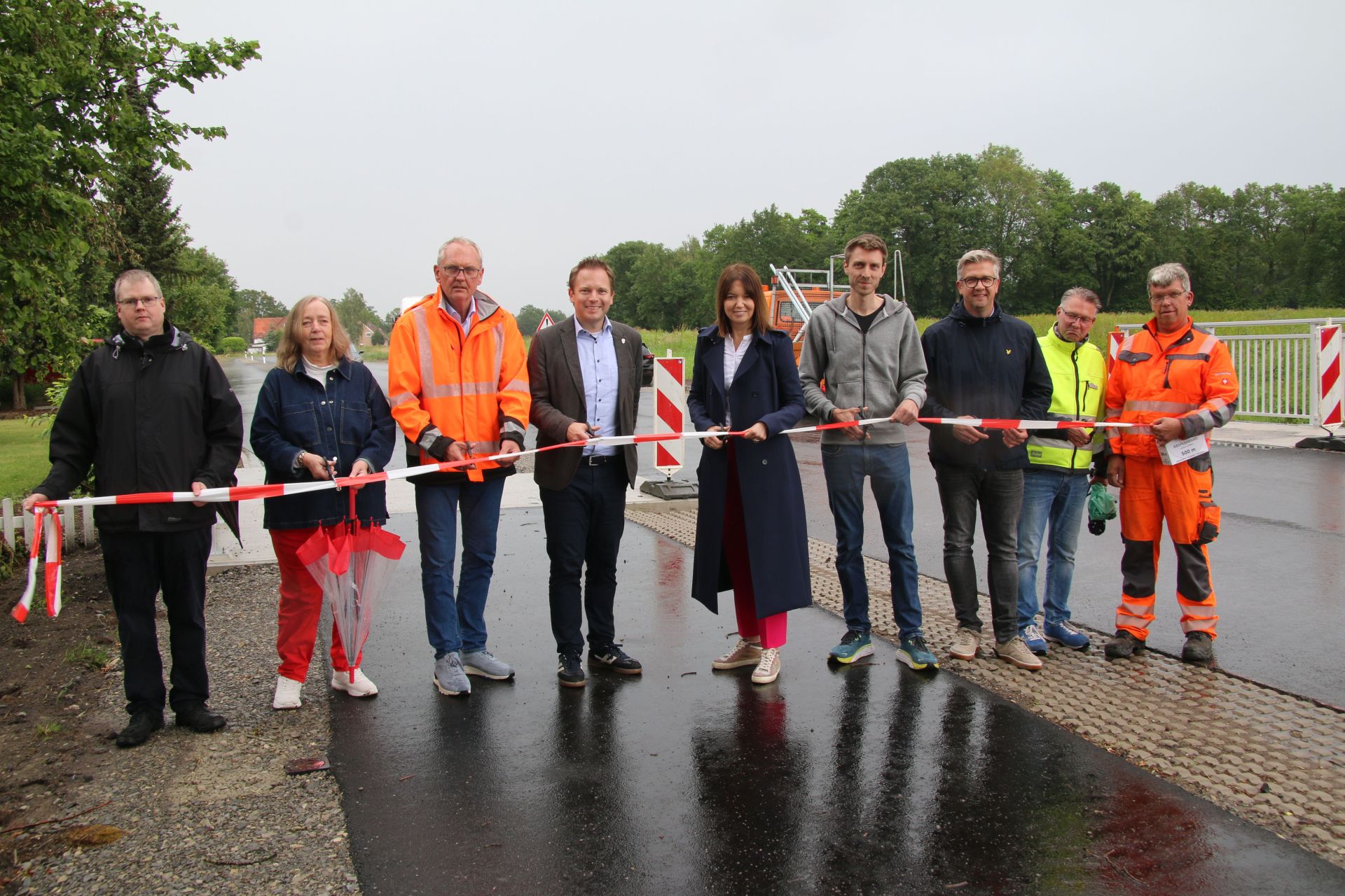 Zur offiziellen Freigabe wurde ein rot-weißes Flatterband auf dem neuen, breiteren Radweg neben der K 23 zerschnitten.