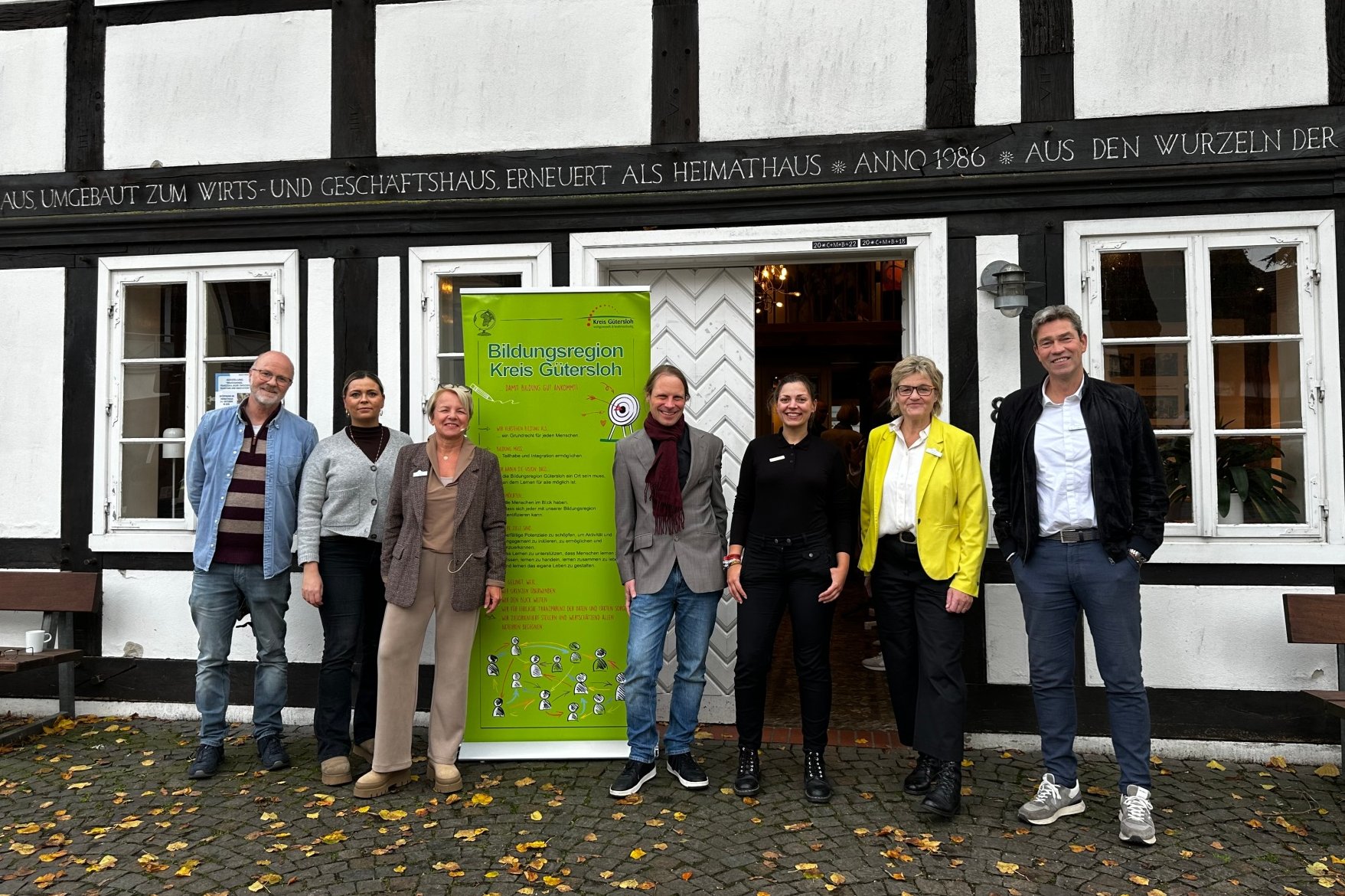 Personen stehen vor einem Gebäude