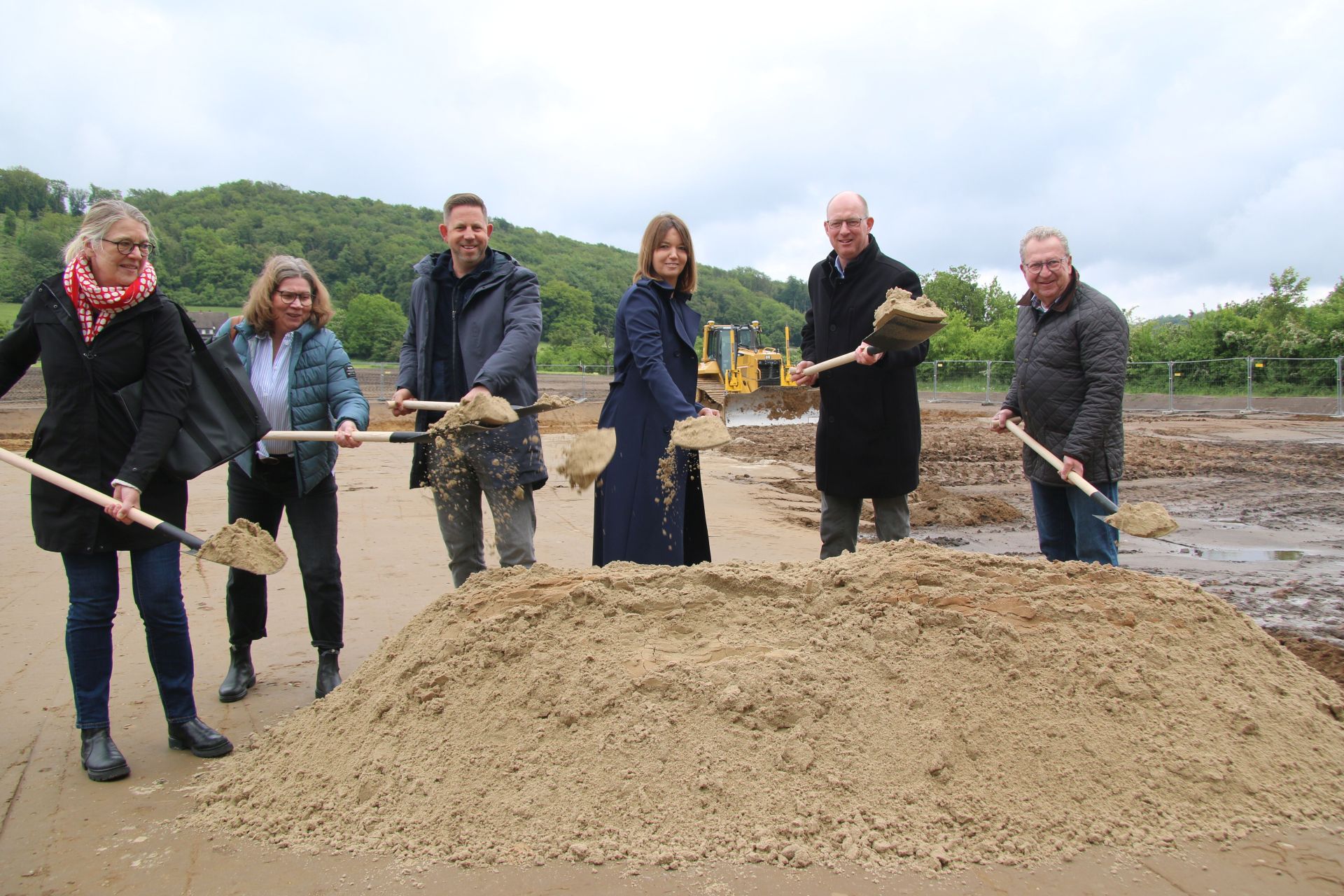 Zum Spaten griffen (v.l.) Sigrun Pflüger, Susanne Hoffjann (beide Hoffjann Architekten), Marc Winkler (Leiter Rettungswache Halle/Westf.), Landrätin Ina Laukötter, Bürgermeister Thomas Tappe und Detlef Kroos (stellvertretender Landrat).             Foto: Kreis Gütersloh  