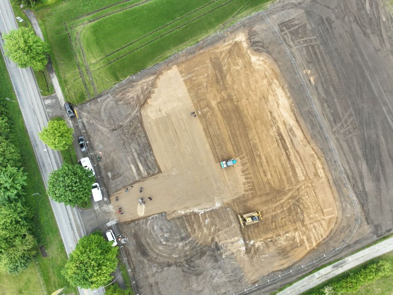 Das Drohnenfoto zeigt das Grundstück der Rettungswache Halle an der Osnabrücker Straße am Tag des Spatenstichs. Die Erdarbeiten haben bereits begonnen.     Foto: Kreis Gütersloh