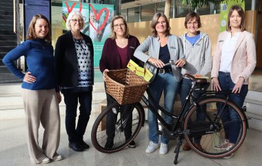 Landrätin Ina Laukötter, die beiden Organisatorinnen und drei der Gewinnerinnen im Kreishaus Gütersloh.