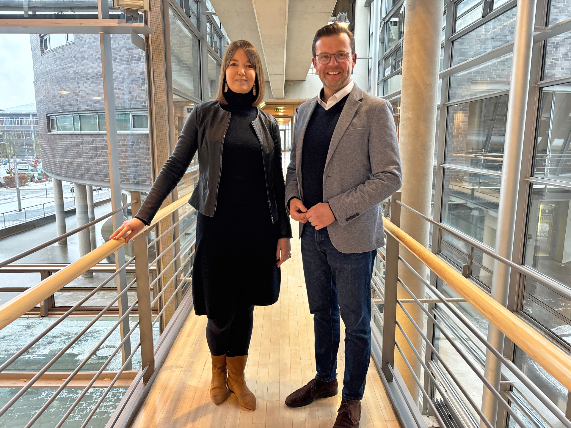 Zwei Personen stehen im Kreishaus Gütersloh