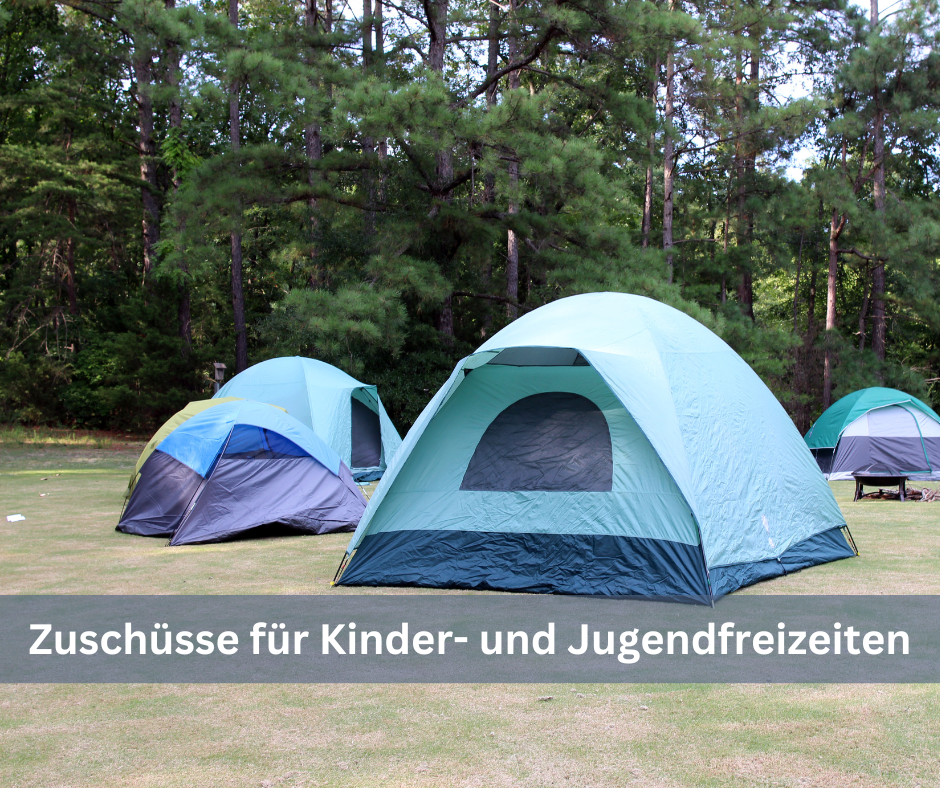 Zelte auf einer Grasfläche. Die Aufschrift lautet Kinder- und Jugendfreizeiten.