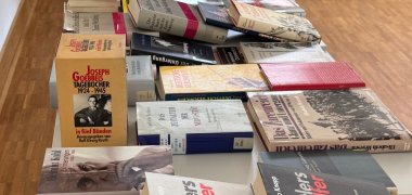 Bücher liegen nebeneinander auf einem Tisch.