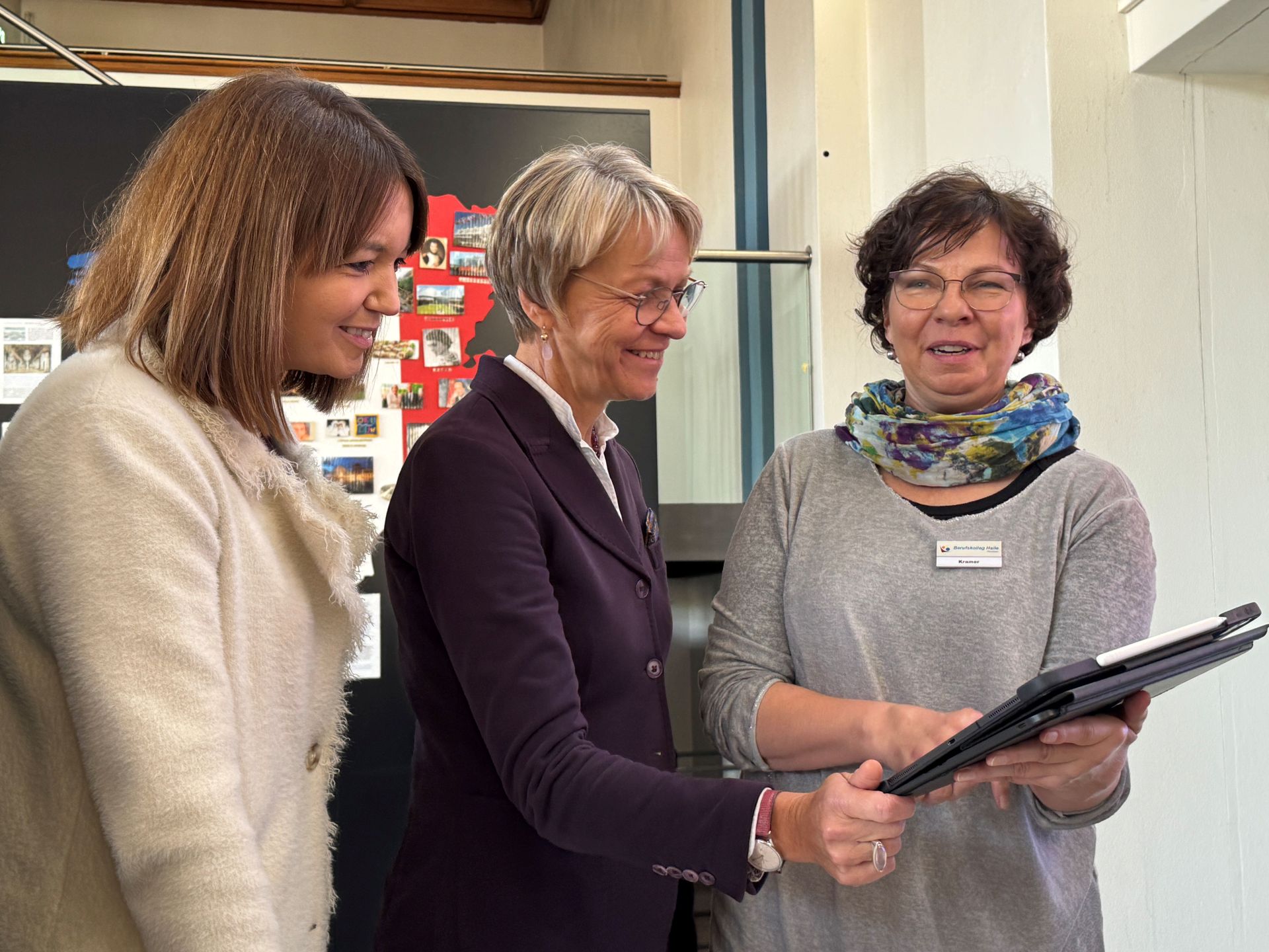 Cornelia Kramer (r.), Digitalisierungsbeauftragte des Berufskollegs Halle und Englisch- sowie Französischlehrerin, zeigte Ministerin Dorothee Feller (Mitte) und Landrätin Ina Laukötter die Einsatzmöglichkeiten der VR-Brille im Sprachunterricht.                            