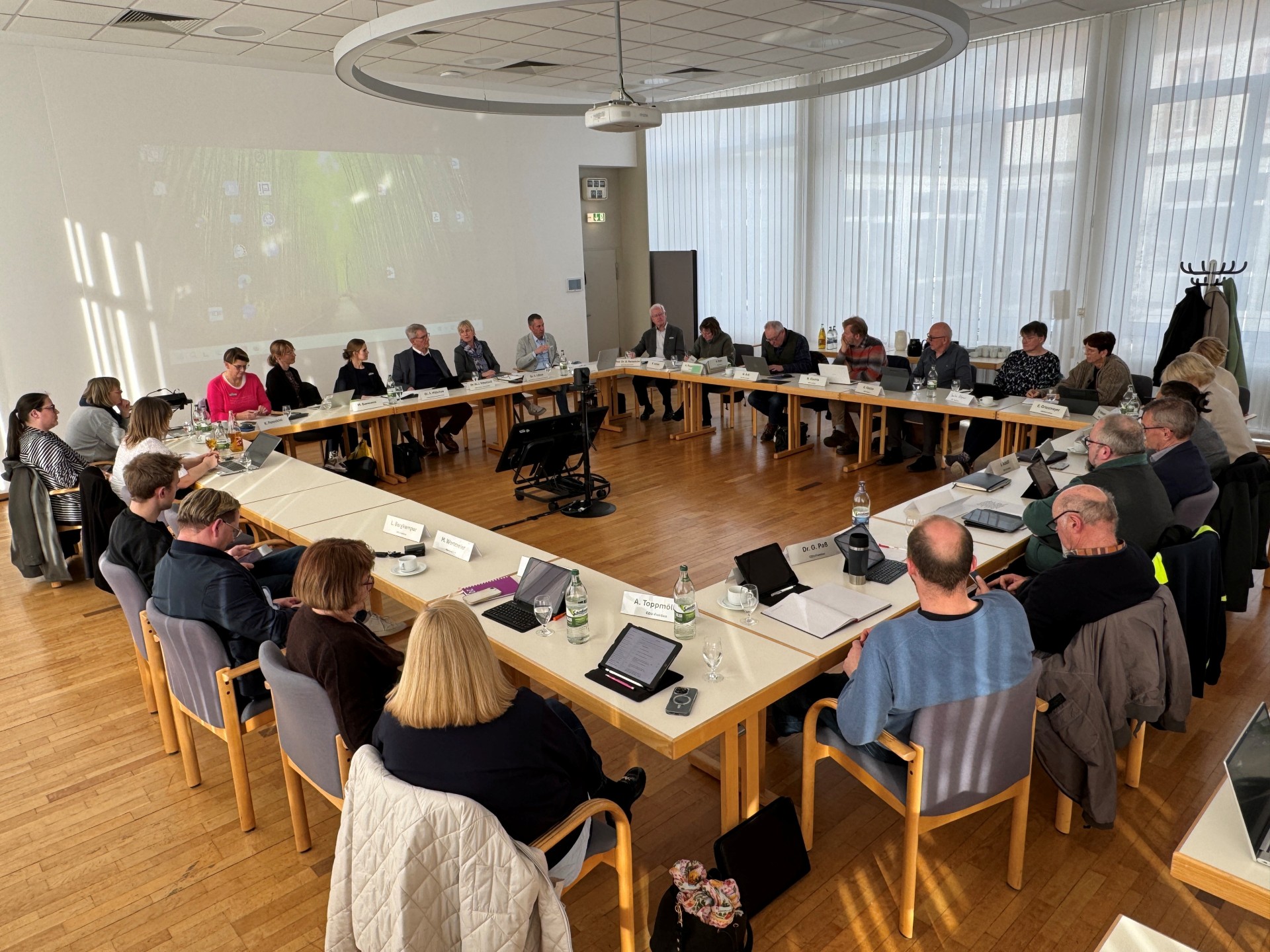 Die Politikerinnen und Politiker des Gesundheitsausschusses tagten im Kreishaus Wiedenbrück zusammen mit der Verwaltung. Hauptthema waren die sogenannten Fehlfahrten des Rettungsdienstes, die die Krankenkassen nicht weiterbezahlen wollen.  
