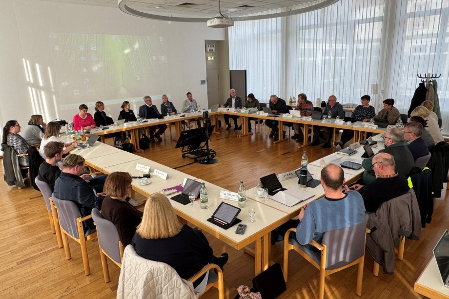 Die Politikerinnen und Politiker des Gesundheitsausschusses tagten im Kreishaus Wiedenbrück zusammen mit der Verwaltung. Hauptthema waren die sogenannten Fehlfahrten des Rettungsdienstes, die die Krankenkassen nicht weiterbezahlen wollen.  