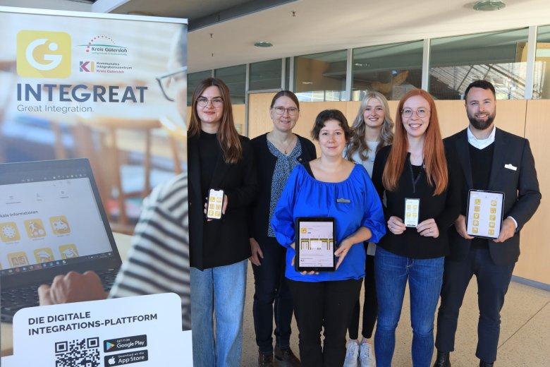Integration digital ermöglichen Sechs Personen im Kreishaus Gütersloh vor einem Roll-Up