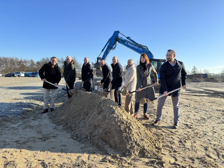 Symbolischer Spatenstich auf der Baustelle