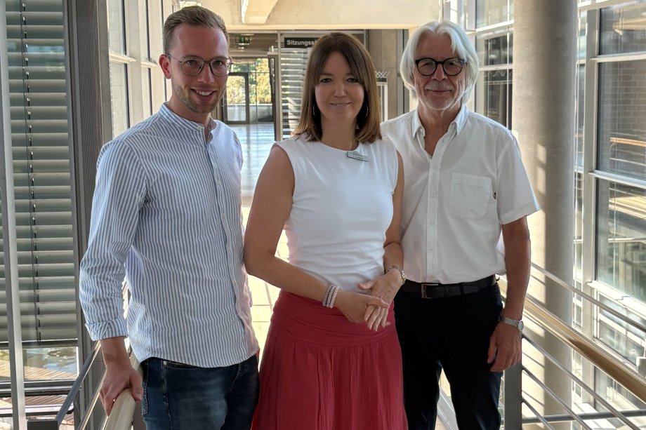 Kreissportbund besucht Landrätin Lukas Meiertoberens, Landrätin Ina Laukötter und Hans Feuß im Kreishaus Gütersloh.
