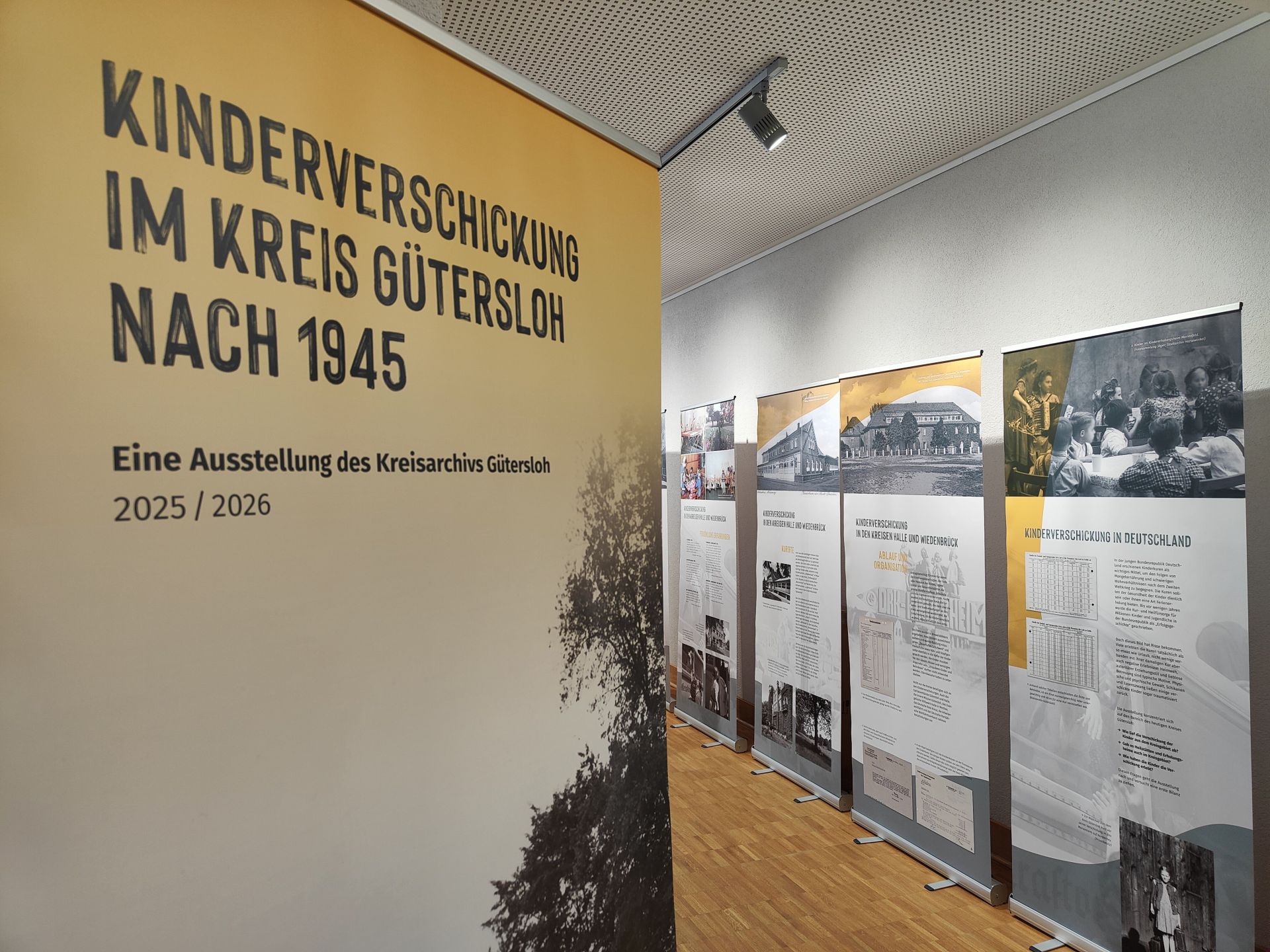Banner Ausstellung Kinderverschickung, Blick in den Ausstellungsraum. Banner Ausstellung Kinderverschickung