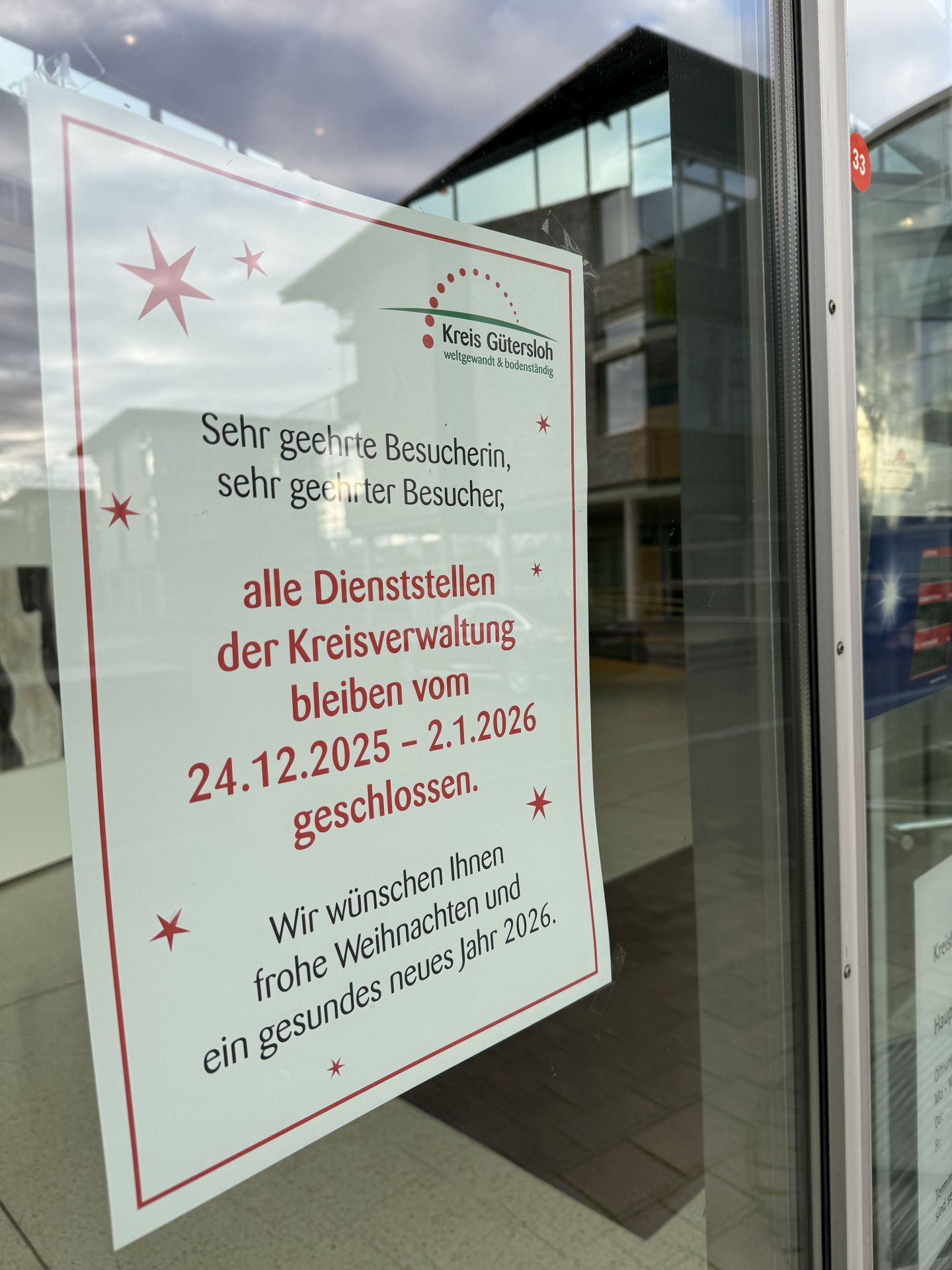 Kreishaus geschlossen Aushang 'Dienststellen des Kreises geschlossen vom 24. Dezember 2025 bis zum 2. Januar 2026.'