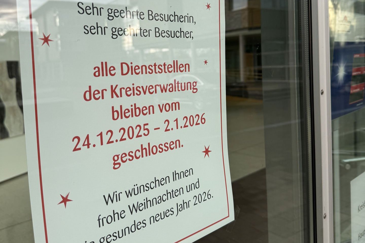 Aushang 'Dienststellen des Kreises geschlossen vom 24. Dezember 2025 bis zum 2. Januar 2026.'