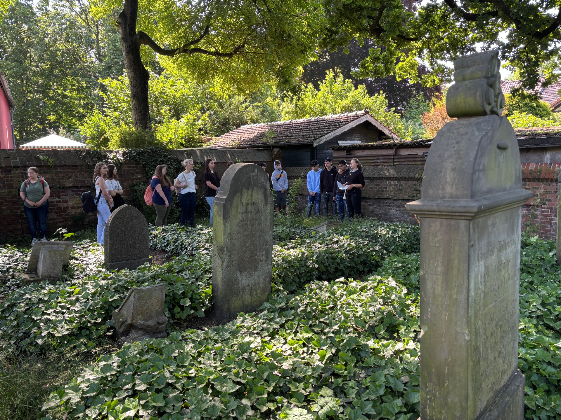 Schülerinnen und Schüler auf den Neuen Jüdischen Friedhof