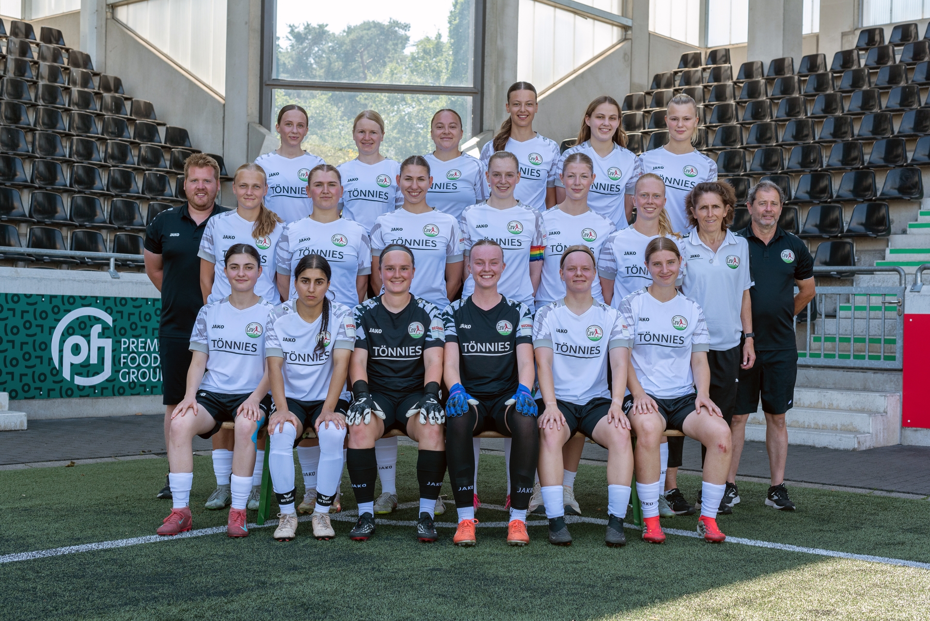 Frauen-Fußballmannschaft in einem Stadion.