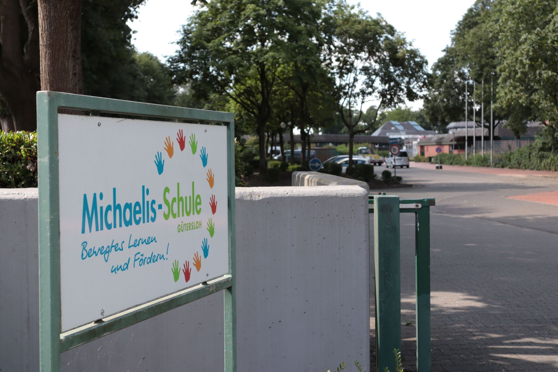 Michaelisschule Gütersloh Schild mit dem Namen der Schule vor der Michaelisschule.