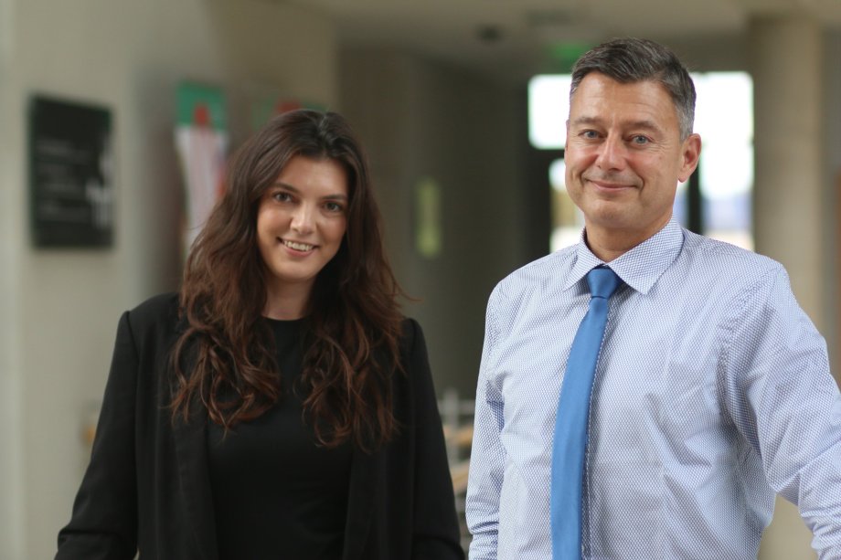 Alina Feller und Holger Blüder, Musikschule für den Kreis Gütersloh. Alina Feller und Holger Blüder im Foyer des Kreishauses Gütersloh.