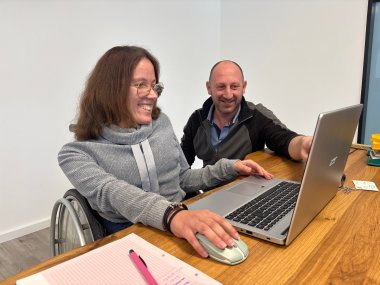 Zwei Personen besprechen sich am Schreibtisch.