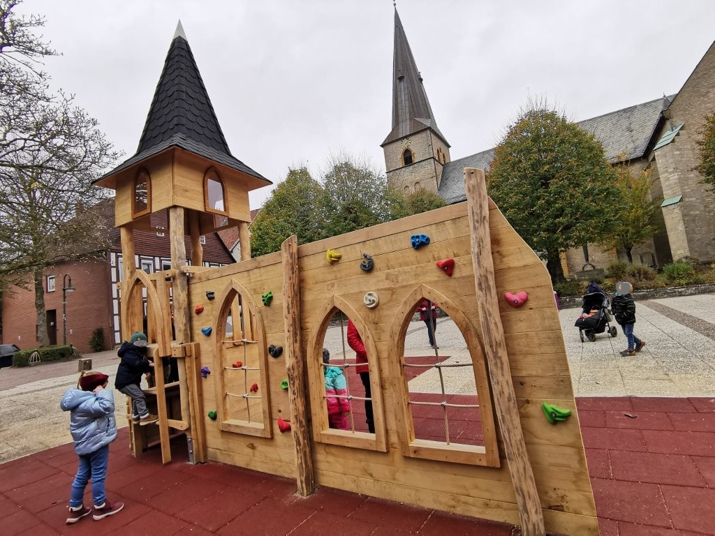 Kleine Projekte, große Wirkung – Ideen für die „Kleinprojekte“ - Förderung können eingereicht werden Kinder-Spielturm auf dem Kirchplatz von Werther