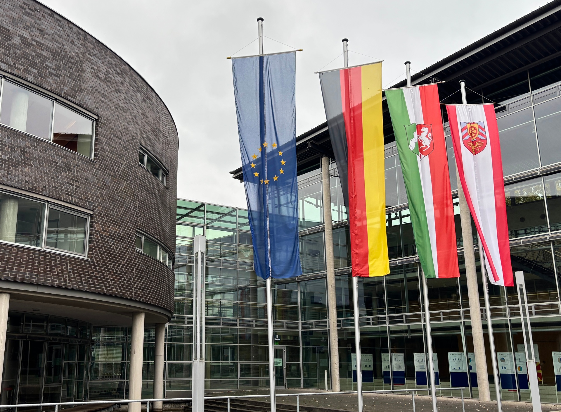 Einheitliche Beflaggung vor dem Kreishaus in Gütersloh Die Europaflagge, die Bundesflagge, die Landesflagge Nordrhein-Westfalen und die Flagge des Kreises Gütersloh wehen vor dem Kreishaus in Gütersloh.