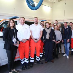 Rettungswachenbereisung, Station Harsewinkel (v.l.): Landrätin Ina Laukötter, Florian Hamann-Klima, Nils Petermann, Hamzeh Alaiyan, Bürgermeisterin Pamela Westmeyer, Linda Becker, Diana Lange, Markus Brock, Dr. Angela Lißner, Jürgen Theis, Lukas Dobschall und Leonie Krampe.