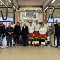 Rettungswachenbereisung, Station Rheda-Wiedenbrück (v.l.): Matthias Hillemeyer, Jürgen Theis, Sabrina Bauer, Sebastian Heß, Landrätin Ina Laukötter, stellvertretende Bürgermeisterin Gabriele Bremke-Moenikes, Anna Schulte, Christian Lotz, Pia Roggenkamp, Darius Ruhose, Julia Lienen, Tim Wendlandt, Dr. Angela Lißner, Markus Bock und Markus Hillemeyer. 
