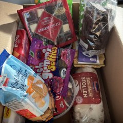 Blick in den Karton: Süßes und herzhaftes vorwiegend von Anbietern aus dem Kreis Gütersloh überreicht Landrätin Ina Laukötter als Dankeschön während ihrer Tour zu den Rettungswachen, der Kreisleitstelle und der Polizeidienststellen.