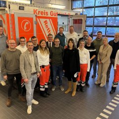 Rettungswachenbereisung, Station Rietberg (v.l.): Jonas Sternberg, Jan-Hendrik Bremhorst, Luisa Rehkemper, Jürgen Theis, Jan Luca Götze,, Vanessa Hahm, Bürgermeister Andreas Sunder, Sascha Weigang, Matthew Knights, Landrätin Ina Laukötter, André Brüggershemke, Vivien Miller, Markus Brock, Dennis Tanger, Simon Knoche, Dr. Angela Lißner, Bürgermeister Klaus Vorderbrüggen und Nele Steinbach.