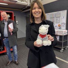 Landrätin Ina Laukötter mit dem Rettungsdienstesel "Wolle".