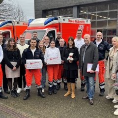 Rettungswachenbereisung, Station Schloß Holte-Stukenbrock (v.l.):  David Niemann, Patrick Vielmeyer, Marianne Löwen, Mario Kesselmeier, Kaan Karakoc, Markus Brock, Marie Neudorf, Florian Fiekens, Aurora Pirretti, Kevin Schenkel, Lukas Blankenburg, Landrätin Ina Laukötter, Robert Dönnecke, Bürgermeister Olaf Junker, Daniel Kammertöns, Dr. Angela Lißner und Jürgen Theis. 