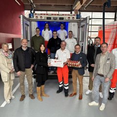 Rettungswachenbereisung, Station Verl (v.l.): Dr. Angela Lißner, Bürgermeister Klaus Vorderbrüggen,Kevin Hornschuh, Landrätin Ina Laukötter, Theresa Schröder, Jason Fischer, Leonardo Correia Patinhas, Wolfgang Tegethoff, Kevin Meloh, Bürgermeister Robin Rieksneuwöhner, Markus Brock, Jürgen Theis und Michael Meier. 