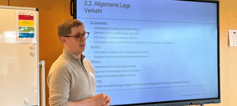 BABZ-Seminar Lagevortrag Aljosha Richter vom Bevölkerungsschutz des Kreises Gütersloh bei seinem Lagebericht.