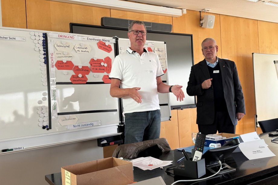 BABZ-Seminar für die KGS Kommunen Referenten Peter Wirtz (l.) und Klaus-Dieter Tietz, Gastdozenten des BABZ, leiteten das KGS-Seminar im Kreishaus Gütersloh.