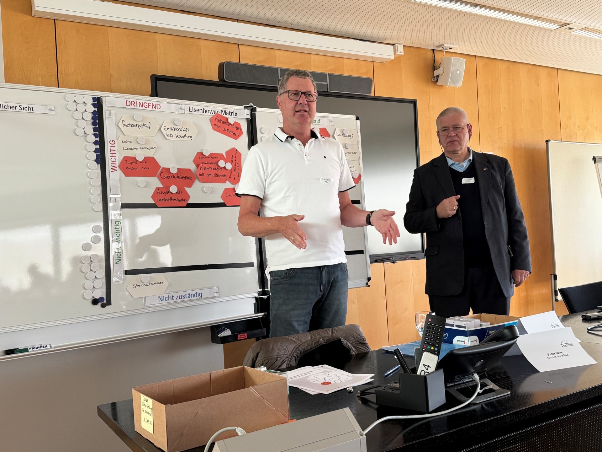 BABZ-Seminar für die KGS Kommunen Referenten Peter Wirtz (l.) und Klaus-Dieter Tietz, Gastdozenten des BABZ, leiteten das KGS-Seminar im Kreishaus Gütersloh.