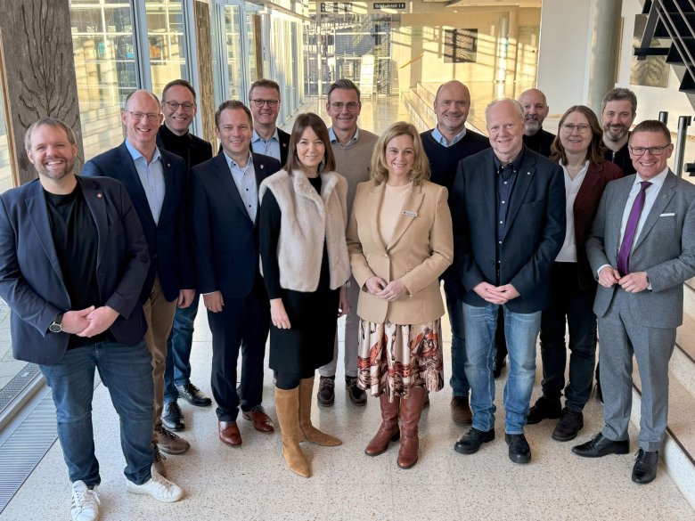 Die Landrätin mit den Bürgermeisteinnen und Bürgermeistern